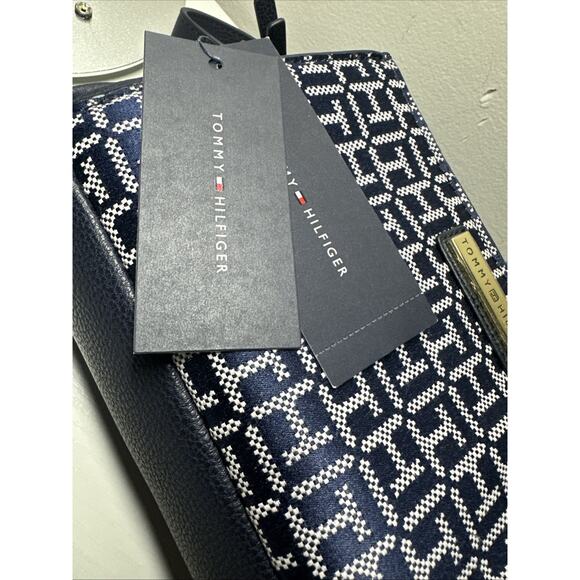 Tommy Hilfiger Women's Camera Crossbody With Pouch - Picture 4 of 4